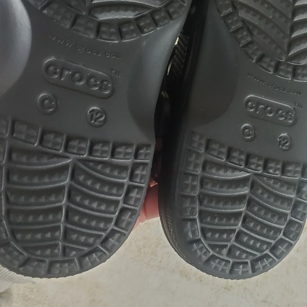 CROCS worn 2x